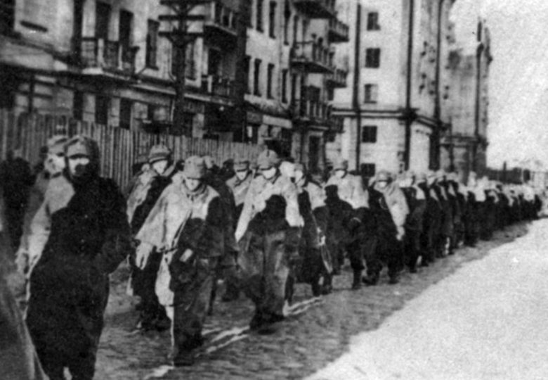 Колонна пленных немецких солдат. 1945 г.