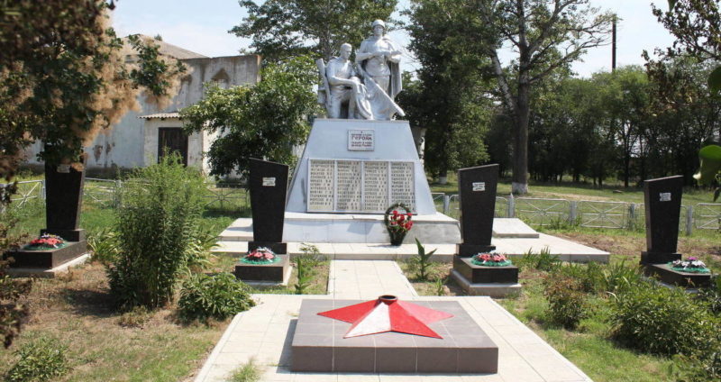 х. Кузнецовка Семикаракорского р-на. Памятник, установленный на братской могиле, в которой захоронено 15 советских воинов, погибших в годы войны.