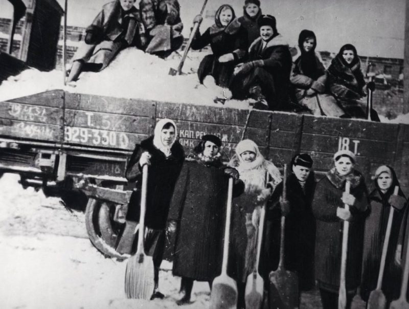 Женщины на расчистке железнодорожных путей на ст. Тула-1. Февраль 1941 г.