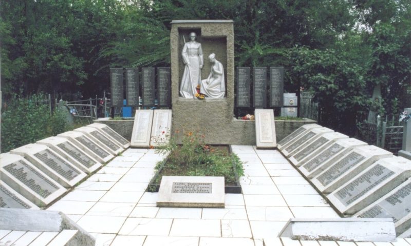 п. Матвеев Курган. Памятник, установленный на братской могиле, в которой похоронено 619 советских воинов, погибшим воинам при защите и освобождении поселка.
