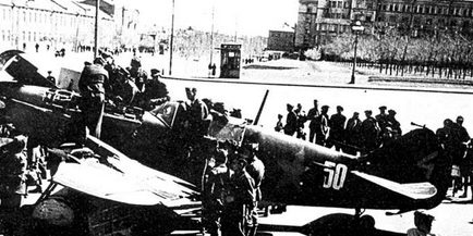 Сбитый советский самолет у здания театра. Лето 1943 г.