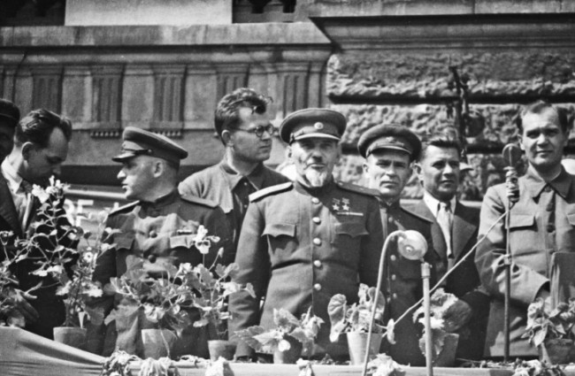 Ковпак на митинге. 1945 г. 