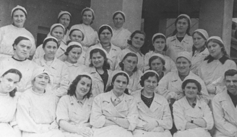 Врачи и медсестры Тульской областной станции переливания крови. Лето 1942 г.