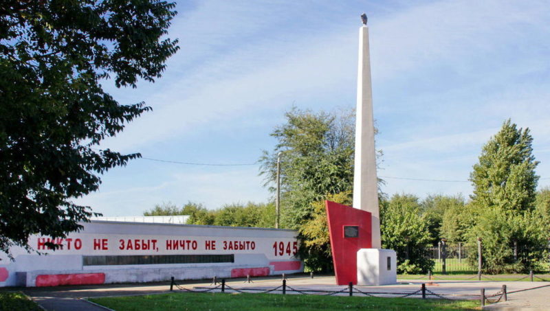 п. Целина Целинского р-на. Мемориал, установленный на братской могиле, в которой похоронено 40 советских воинов.