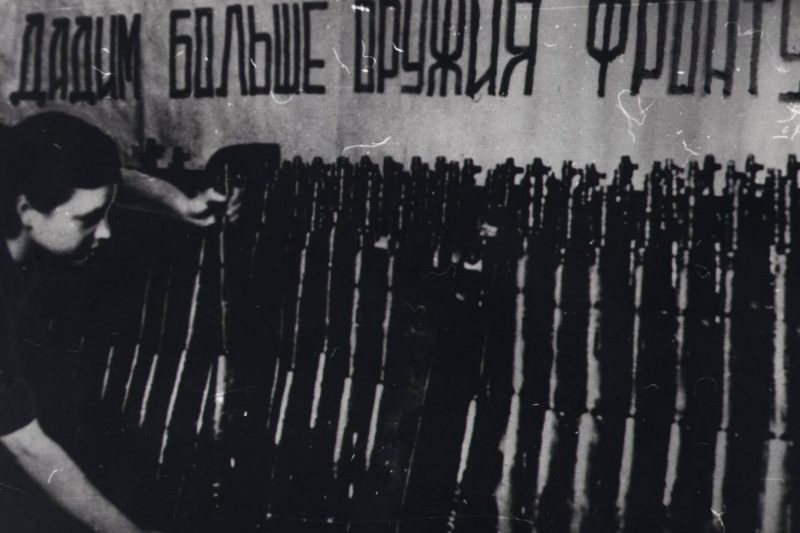 Подготовка винтовок на Тульском заводе перед отправкой на фронт. Лето 1942 г.