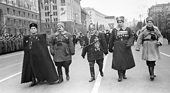 Ковпак на параде в Киеве. 1945 г.