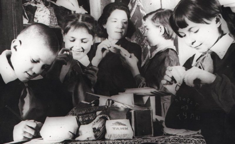 Пионеры 1-й средней школы Тулы готовят подарки для отправки на фронт. 1943 г.