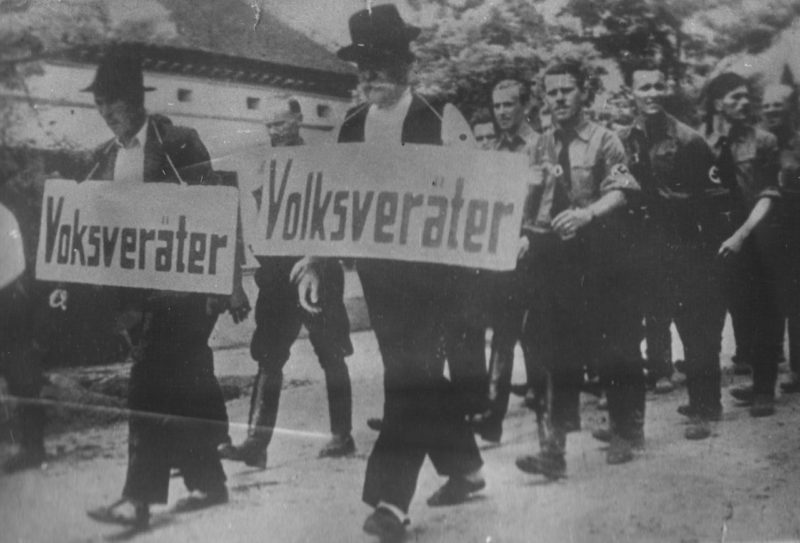 Местных немцев из Осиека, не желавших вступать в фашистскую организацию, ведут с надписью «предатель». 1941 г.