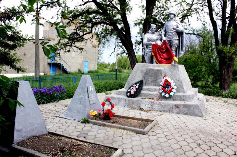 ст-ца. Новозолотовская Семикаракорского р-на. Братская могила, в которой похоронено 14 советских неизвестных солдат, погибших в январе 1943 года. 
