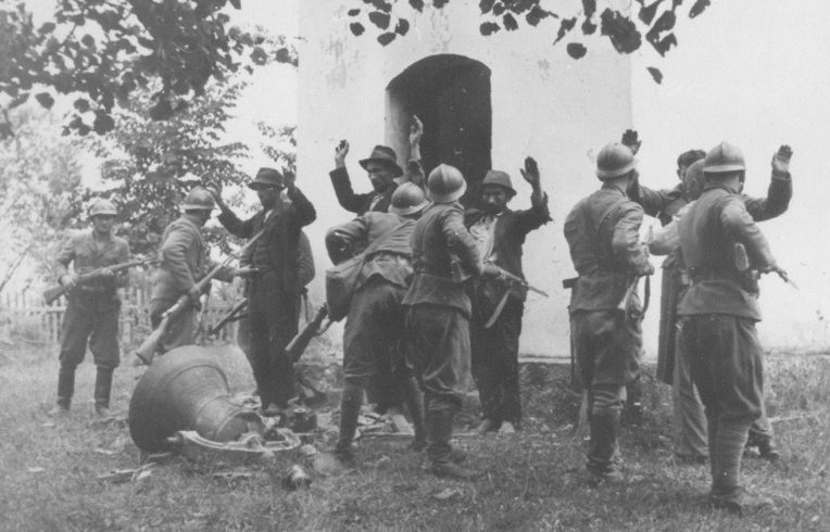 Хорватские усташи обыскивают крестьян деревни Босанска-Дубица. 1941 г.