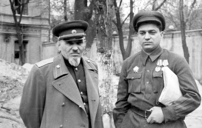 Сидор Ковпак и комиссар Кизя Л.Е. в Киеве. 1947 г.