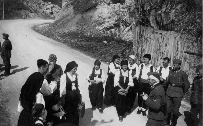 Общение местного населения с оккупантами. 1941 г.