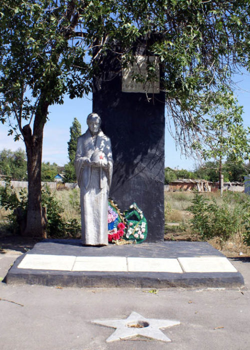 ст-ца. Калининская Цимлянского р-на. Братская могила советских воинов, перезахороненных в 1950 году.