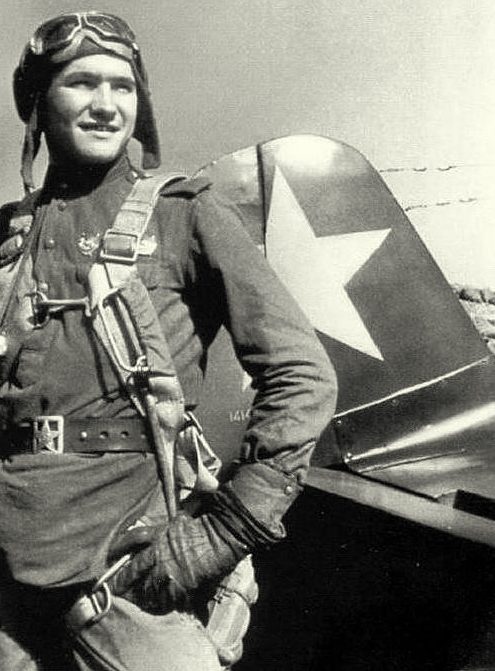 Младший лейтенант Боровых у самолета. 1942 г. 