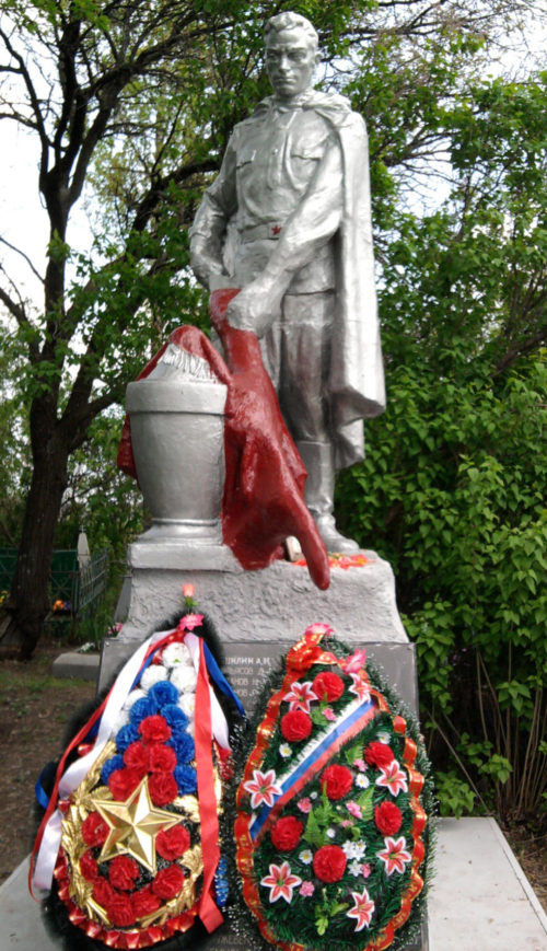 х. Писарский Матвеево-Курганского р-на. Памятник, установленный в 1968 году на братской могиле, в которой похоронено 82 советских воина.