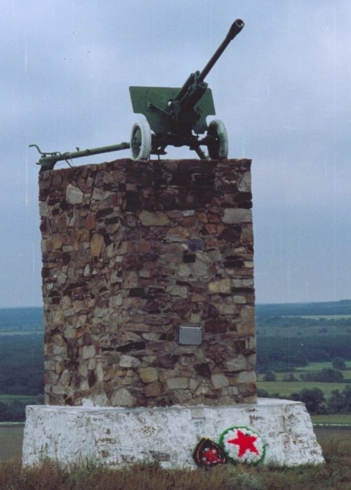 х. Подгорный Матвеево-Курганского р-на. Памятник «Черный ворон», установленный в 1976 году в честь воинов 248-й стрелковой дивизии.