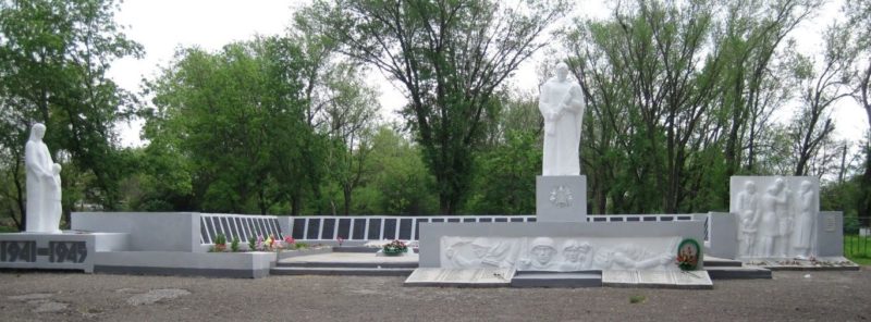 с. Политотдельское Матвеево-Курганского р-на. Мемориал, установленный в 1959 году на братской могиле, в которой похоронено 657 советских воинов.