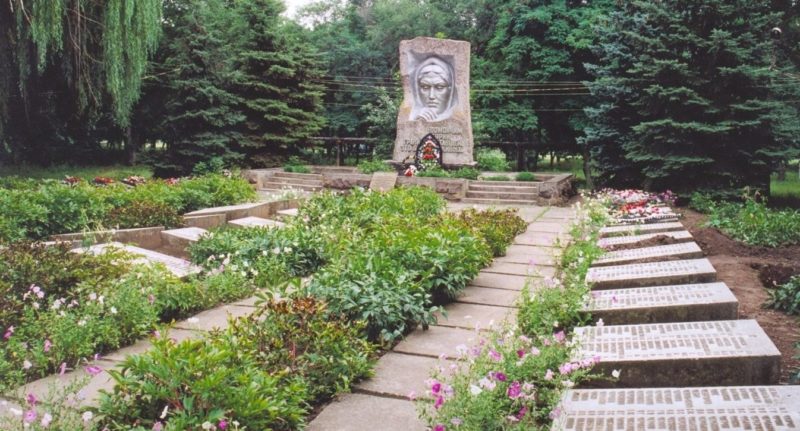 с. Ряженое Матвеево-Курганского р-на. Мемориал, установленный в 1975 году, на братской могиле, в которой похоронено более 2 тысяч воинов, погибших при освобождении села в феврале 1943 года.