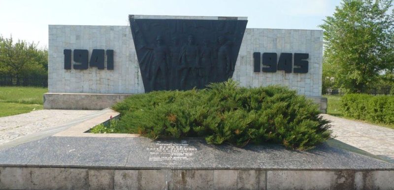 с. Рясное Матвеево-Курганского р-на. Мемориал, установленный в 1980 году на братской могиле, в которой захоронено 180 советских воинов, погибших на Миус-фронте.