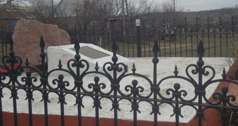 с. Рясное Матвеево-Курганского р-на. Памятник, установленный в 1974 году на братской могиле, в которой захоронено более 160 воинов, погибшим при освобождении села.