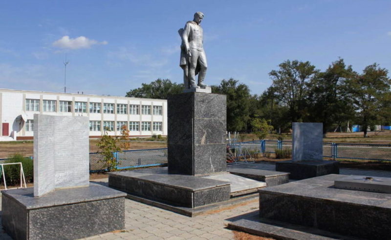 х. Камышевка Орловского р-на. Мемориал, установленный на братской могиле, в которой похоронено 316 советских воинов.