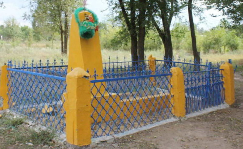 ст-ца. Кумшацкая Цимлянского р-на. Братская могила, в которой похоронено 4 воина.