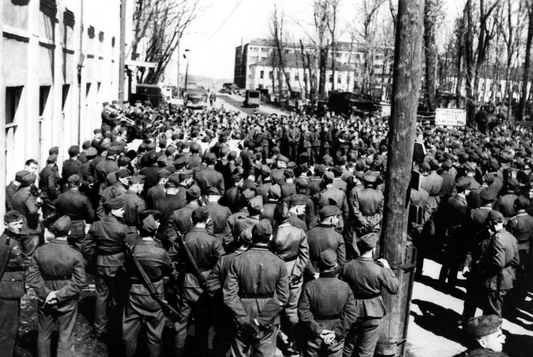 Концерт для солдат Вермахта на Ильинской улице. 1942 г. 