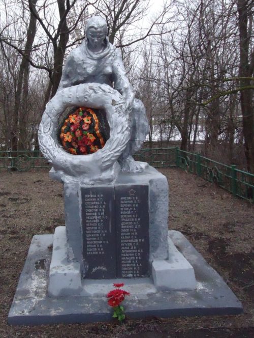 с. Соколовка Матвеево-Курганского р-на. Памятник, установленный в 1948 году на братской могиле, в которой захоронен 41 советский воин.