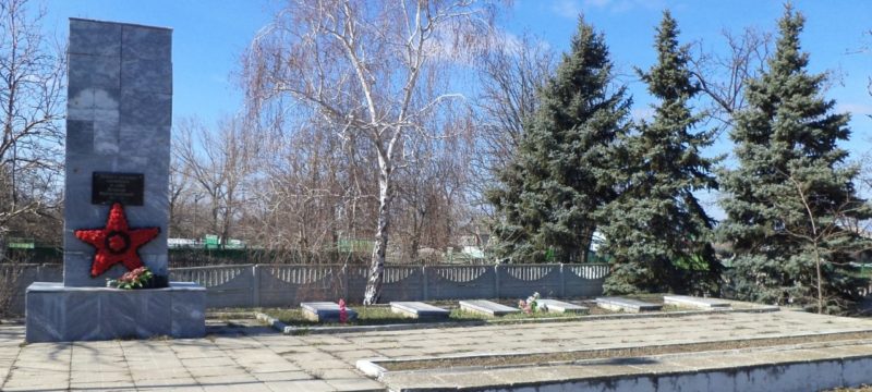 х. Староротовка Матвеево-Курганского р-на. Памятник, установленный в 1978 году на братской могиле, в которой похоронено 124 советских воина.