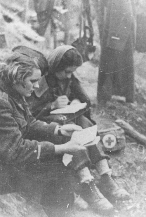 Медсестры партизанского отряда готовятся к сдаче экзамена. Апрель 1942 г.