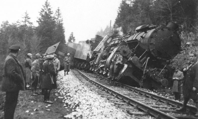 Итальянские солдаты у поезда, пущенного под откос партизанами на перегоне Делнице-Огулин. Июнь 1942 г. 