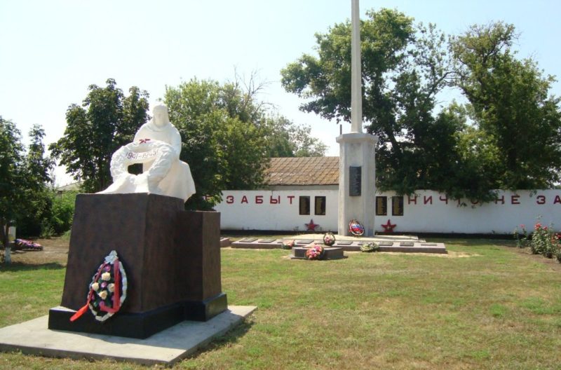 х. Топилин Семикаракорского р-на. Мемориал, построенный в 1967 году в честь погибших односельчан.