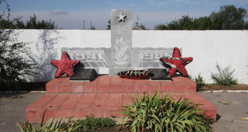 ст-ца. Маркинская Цимлянского р-на. Памятник на месте перезахоронения 132 воинов, погибших в годы войны.