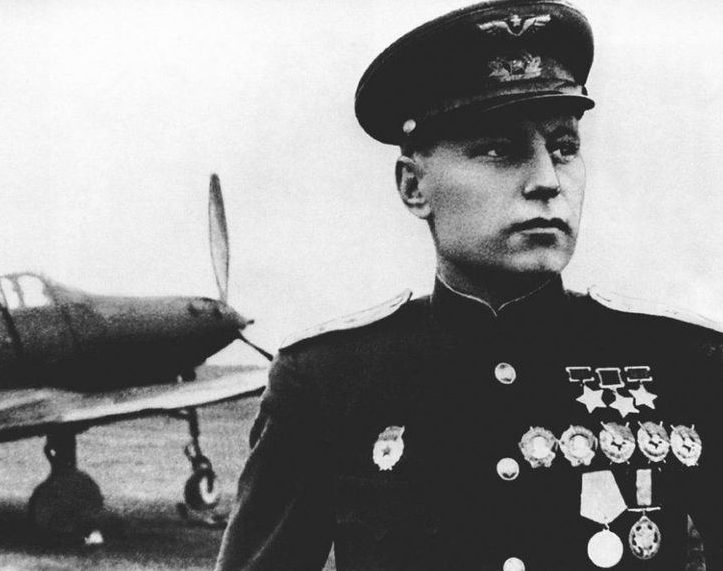 Майор Иван Кожедуб на аэродроме. 1945 г.