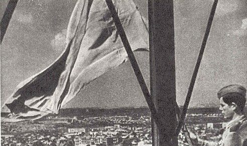 Красное знамя над освобожденным городом. 8 сентября 1943 г. 