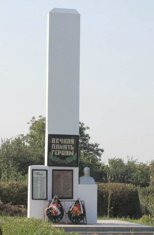 х. Шаминка Семикаракорского р-на. Памятник, установленный в 1947 году в честь советских воинов, погибших в годы войны. 