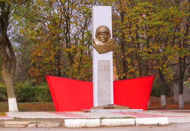 п. Саркел Цимлянского р-на. Памятник, установленный на братской могиле, в которой похоронено 13 неизвестных солдат.