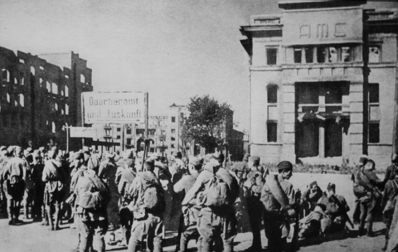 Красная Армия в городе. Сентябрь 1943 г.