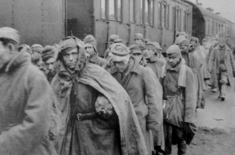 Советские военнопленные у вокзала. 1942 г. 