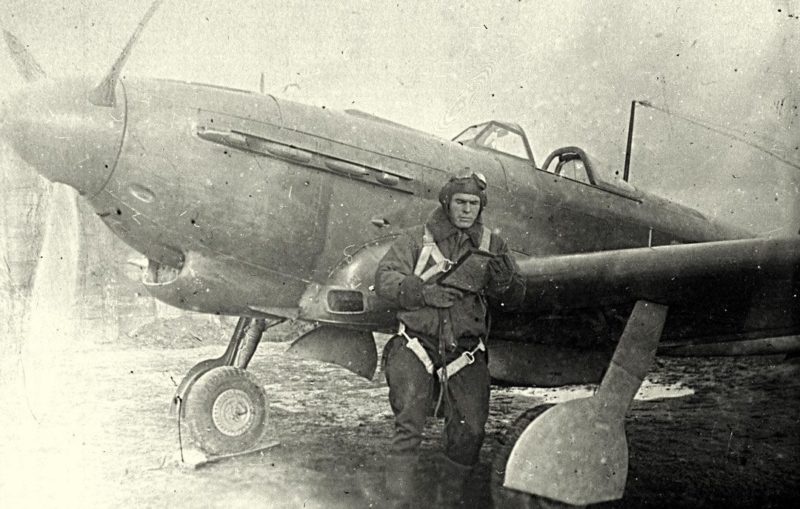 Ворожейкин у самолета. 1944 г.