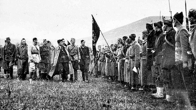 Тито проводит смотр 1-й Пролетарской бригады, Босански-Петровац. 7 ноября 1942 г.