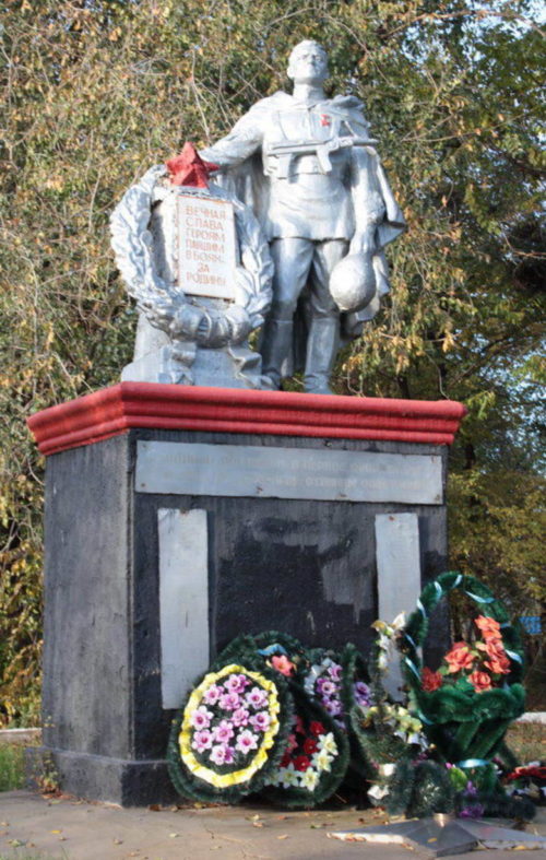 ст-ца. Советская. Памятник, установленный на братской могиле, в которой похоронено 90 советских воинов, погибших в боях за станицу.
