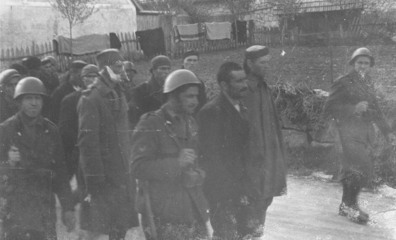 Итальянские солдаты ведут на расстрел югославских партизан. 1942 г.