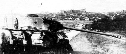 Разбитая немецкая техника на улицах города. Сентябрь 1943 г. 