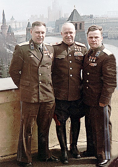 Маршал Советского Союза Г.К. Жуков, генерал-майоры авиации А.И. Покрышкин (слева) и И.Н. Кожедуб на территории Кремля. Москва, ноябрь 1957 г.