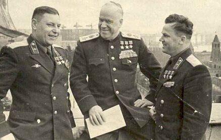 Маршал Советского Союза Г.К. Жуков, генерал-майоры авиации А.И. Покрышкин (слева) и И.Н. Кожедуб на территории Кремля. Москва, ноябрь 1957 г.
