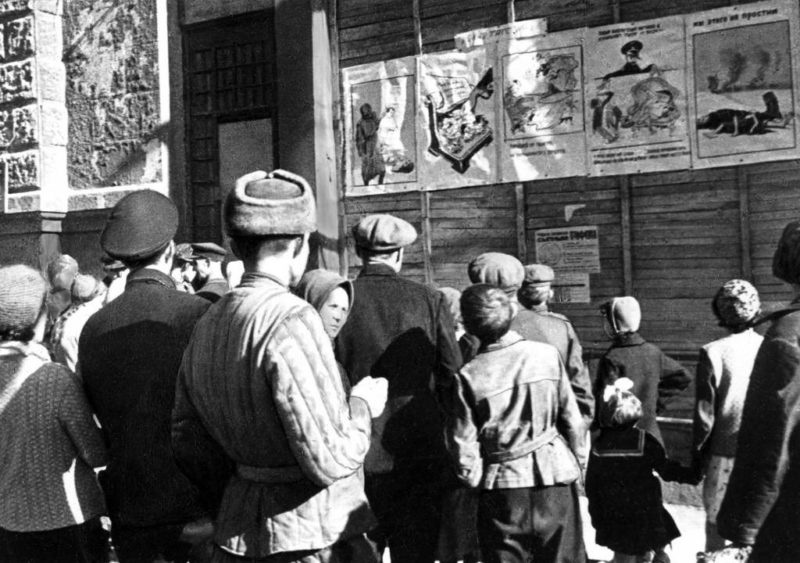 Жители освобождённого города Сталино читают «Окна ТАСС». Сентябрь 1943 г.