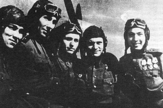 Капитан Гареев с сослуживцами. 1944 г. 