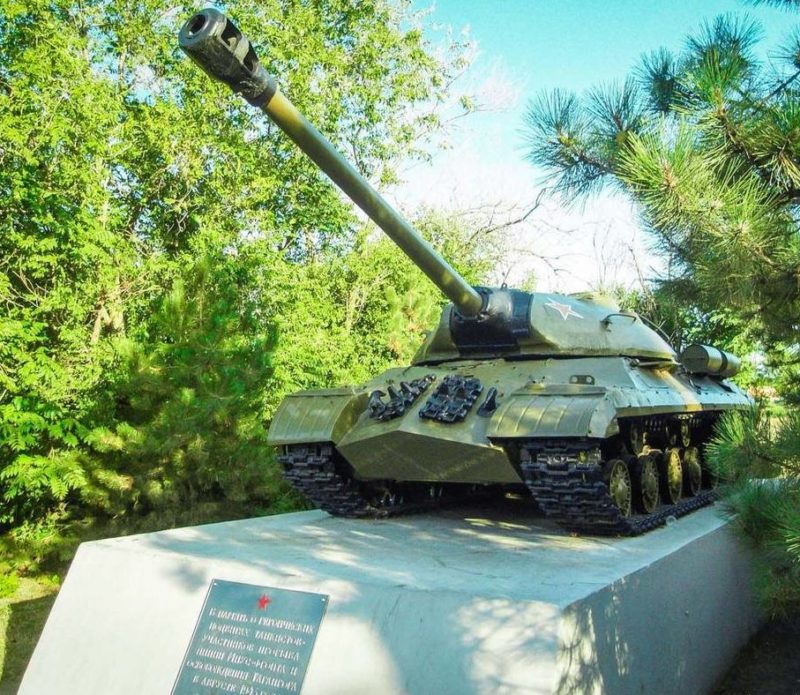 г. Таганрог. Памятник-танк ИС-3 установленный в 1988 году, посвящённый танкистов участникам прорыва линии Миус-фронт и освобождения Таганрога в августе 1943 года.