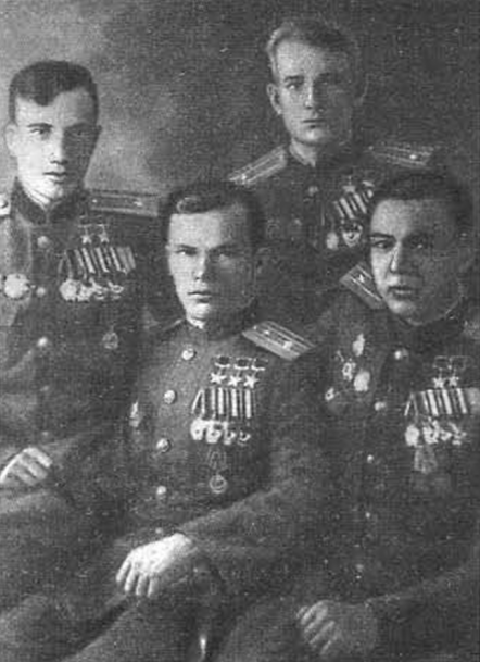 Герои Советского Союза (слева направо): Л.Беда, М. Степанищев, И. Кожедуб, М. Гареев. 1945 г. 